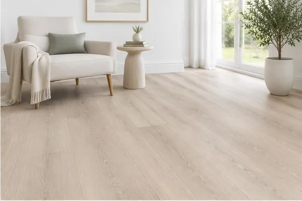 Sol aspect bois clair dans un salon lumineux